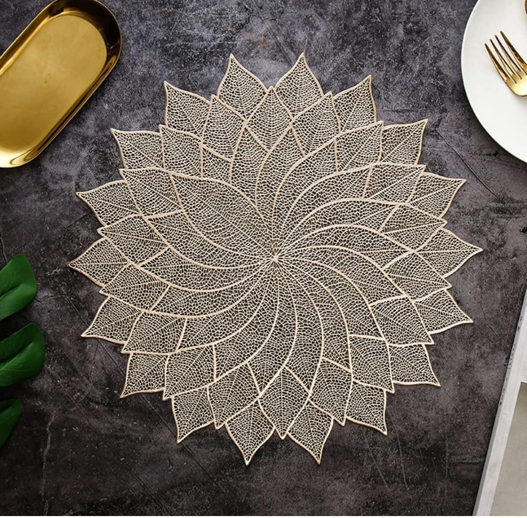 2/4/6 PVC Leaf Shape Placemats for Dining Table Set Tropical Leaves Vinyl Indoor Outdoor Heat Resistant Table Mats for Kitchen Patio Farmhouse Holiday Wedding Centerpiece, 14.96 Inches