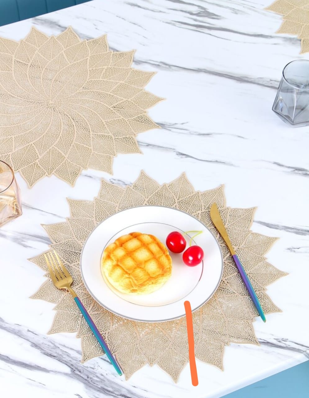 2/4/6 PVC Leaf Shape Placemats for Dining Table Set Tropical Leaves Vinyl Indoor Outdoor Heat Resistant Table Mats for Kitchen Patio Farmhouse Holiday Wedding Centerpiece, 14.96 Inches