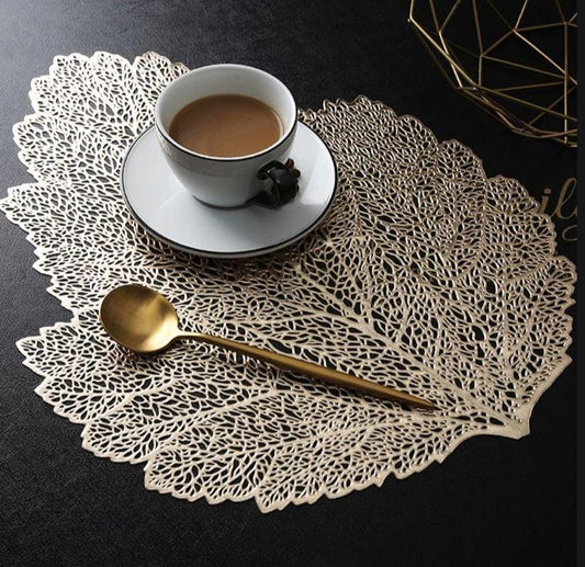 2/4/6 Vinyl Polyvinyl Chloride Leaf Shape Design Placemats for Dining Table Set Tropical Leaves Vinyl Indoor Outdoor Heat Resistant Table Mats for Kitchen Patio Farmhouse Holiday Wedding Centerpiece,
