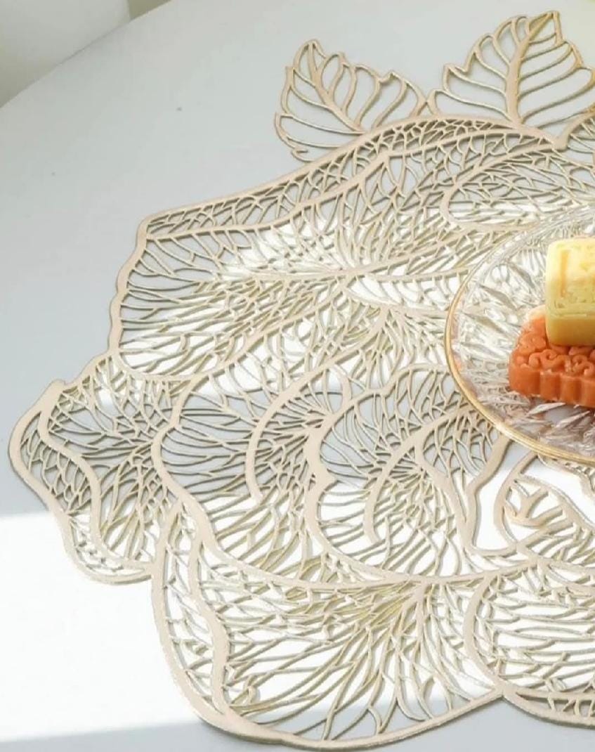 2/4/6 Vinyl Rose Design Placemats for Dining Table Set Tropical Leaves Vinyl Indoor Outdoor Heat Resistant Table Mats for Kitchen Patio Farmhouse Holiday Wedding Centerpiece, 40x41cm