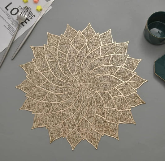 2/4/6 PVC Leaf Shape Placemats for Dining Table Set Tropical Leaves Vinyl Indoor Outdoor Heat Resistant Table Mats for Kitchen Patio Farmhouse Holiday Wedding Centerpiece, 14.96 Inches